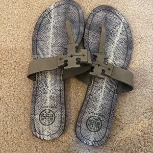 Tory Burch Moore Women's Snake Print Logo Flat Thong Sandals‎ Brown Size 7.5